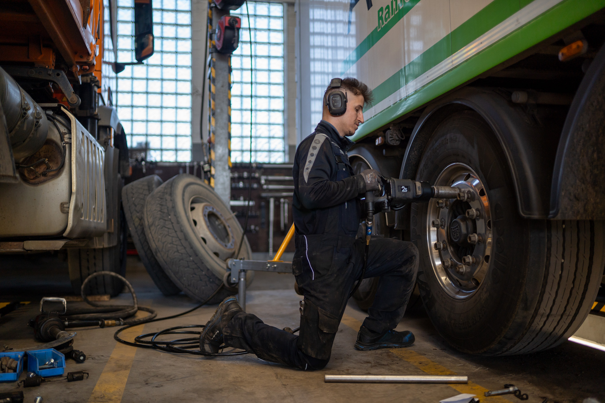 Befestigung der Radmuttern an einem Truckreifen