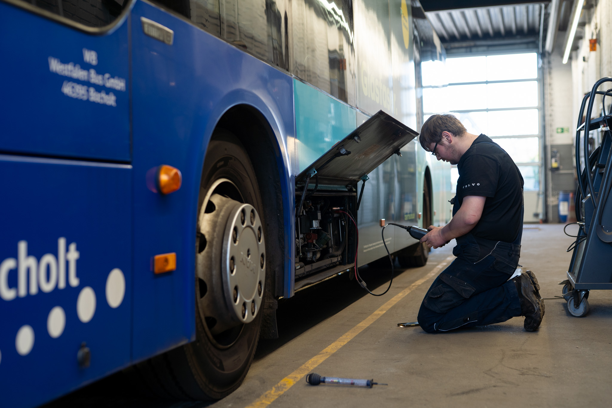 Überprüfen eines Busses bei Weyer Fahrzeugbau