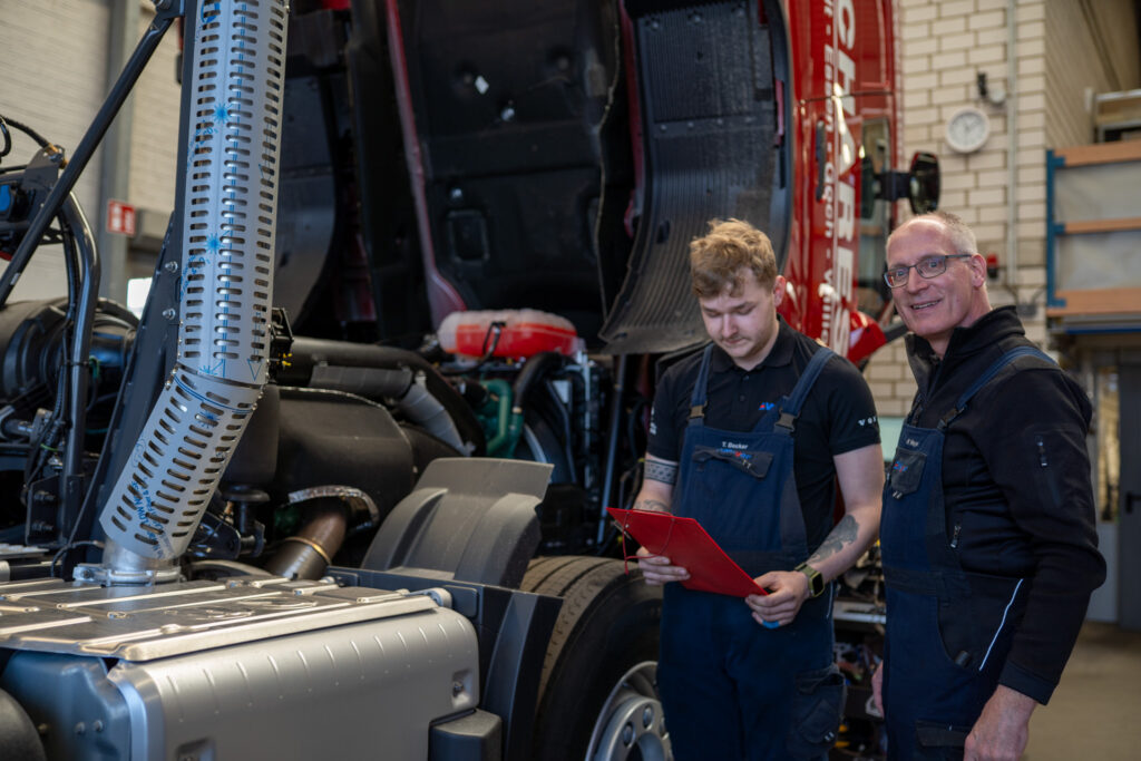 Hermann Weyer mit Timo Becker in der Werkstatt bei Weyer Fahrzeugbau
